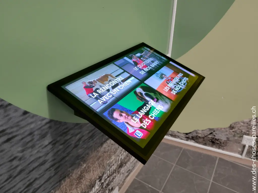 Lecteur vidéo interactif  à Barryland vu de côté.webp