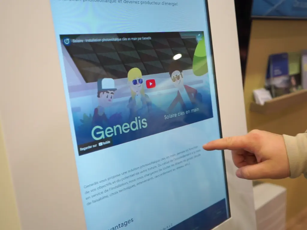 Borne tactile 27'' - en situation chez Genedis (2).webp