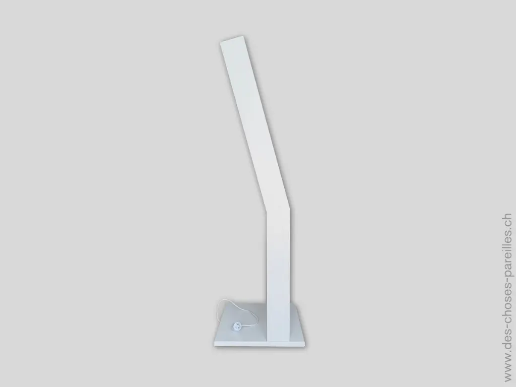 Borne tactile 27'' - vue de côté.webp