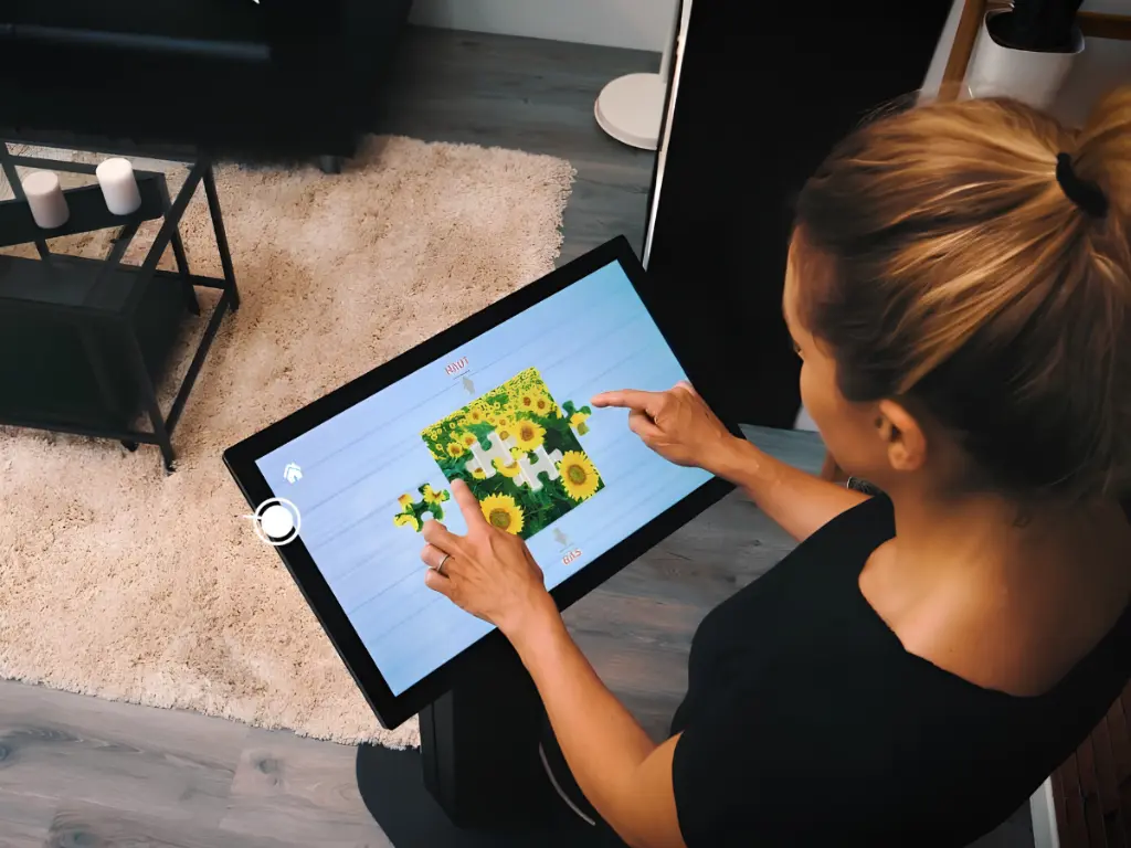 Visiteuse faisant un puzzle sur une borne tactile 22 pouces