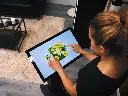 Visiteuse faisant un puzzle sur une borne tactile 22 pouces
